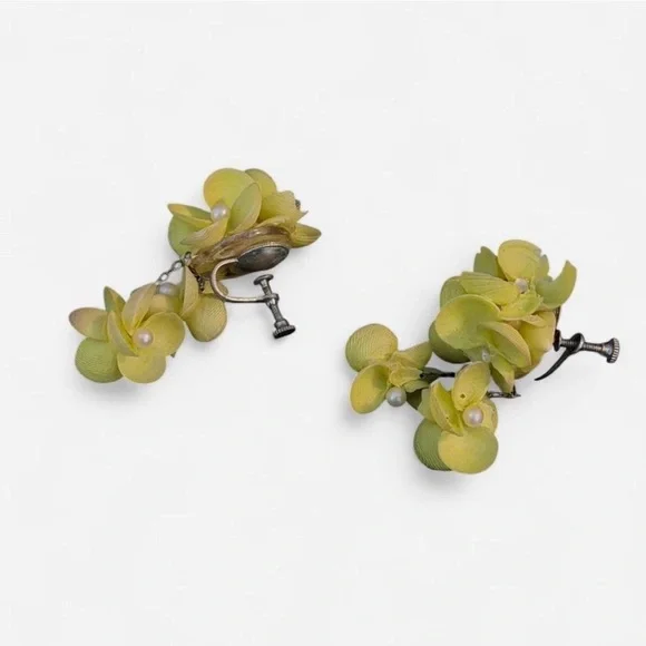 Vintage Lime Green Seashell Floral Screw-On Earrings, 1950s–60s - Picture 3 of 5